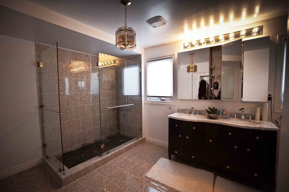 Ispirazione per una stanza da bagno padronale country di medie dimensioni con doccia ad angolo