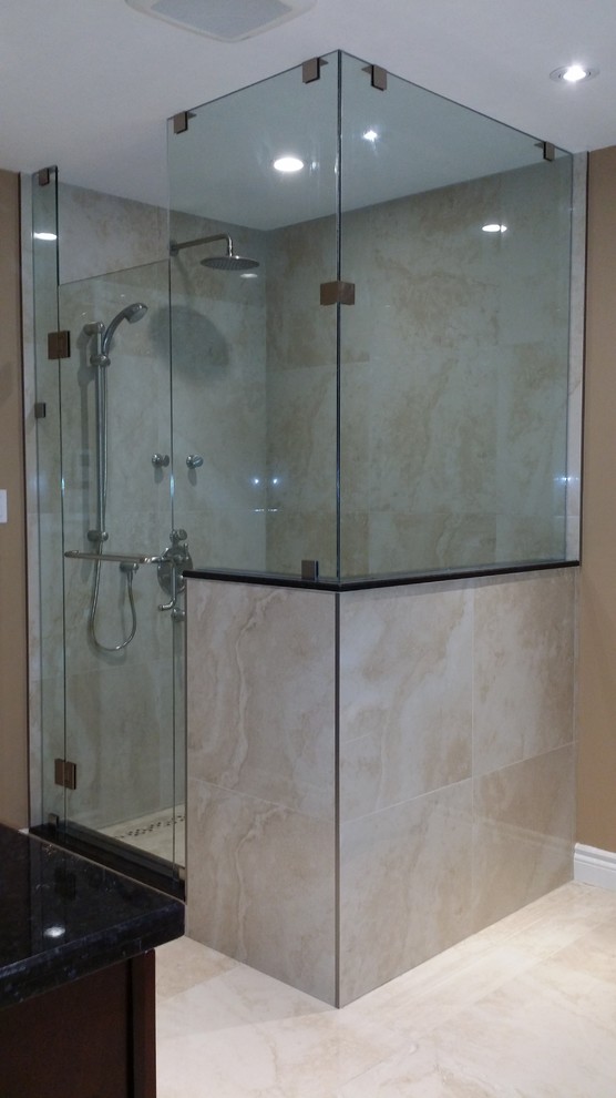 Idee per una stanza da bagno padronale american style di medie dimensioni con doccia ad angolo