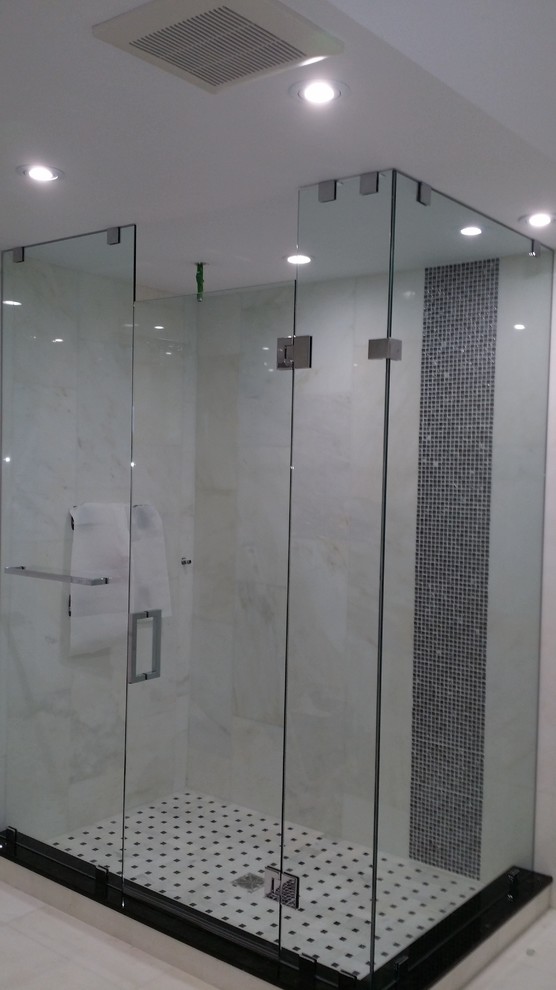 Idee per una stanza da bagno padronale contemporanea di medie dimensioni con doccia ad angolo