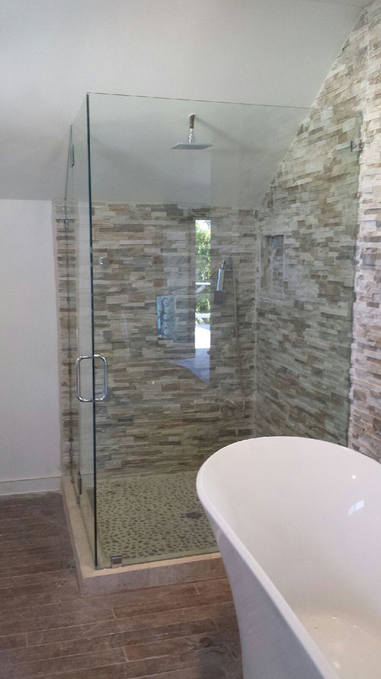 Свежая идея для дизайна: большая главная ванная комната в современном стиле с угловым душем и светлым паркетным полом - отличное фото интерьера