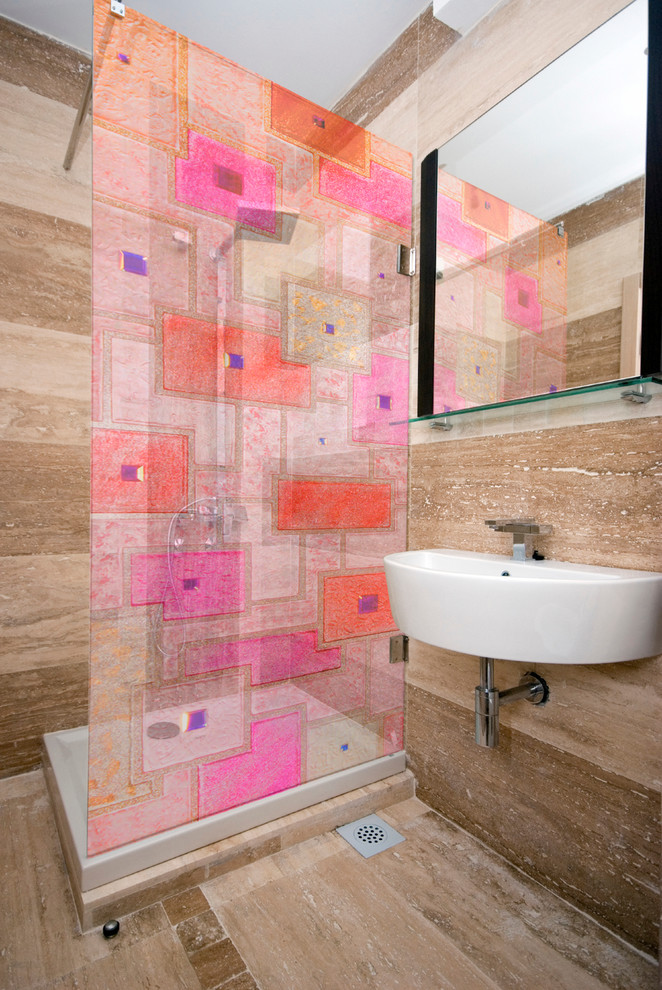 Inredning av ett modernt mellanstort badrum med dusch, med öppna hyllor, bruna skåp, en öppen dusch, brun kakel, bruna väggar, marmorgolv, ett nedsänkt handfat och granitbänkskiva