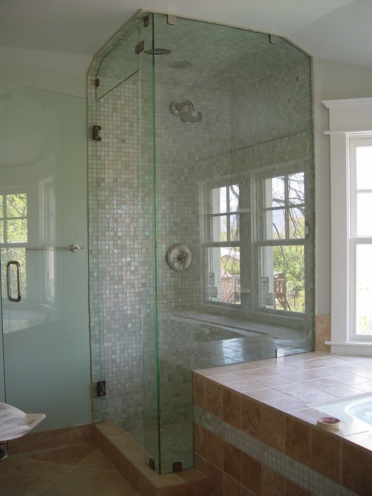 Esempio di una stanza da bagno padronale classica di medie dimensioni con vasca sottopiano, doccia ad angolo, piastrelle beige, piastrelle a mosaico, pareti bianche, pavimento con piastrelle in ceramica, top piastrellato, pavimento beige e porta doccia a battente