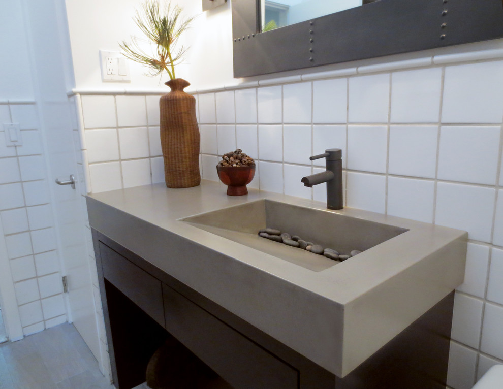 Bild på ett funkis badrum, med bänkskiva i betong och ett integrerad handfat
