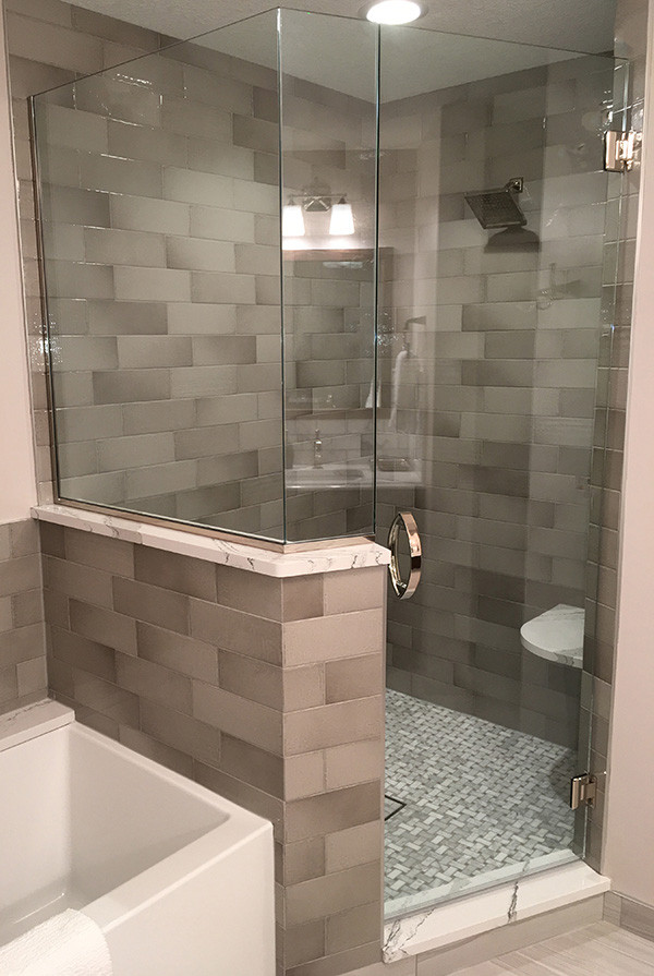 Großes Modernes Badezimmer En Suite in Sonstige