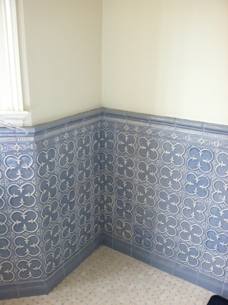 Foto di una stanza da bagno padronale tradizionale di medie dimensioni con piastrelle blu, piastrelle in ceramica, doccia doppia e pavimento in marmo