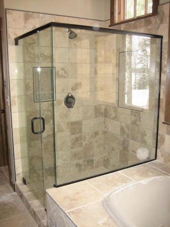 Esempio di una grande stanza da bagno moderna con vasca da incasso, doccia ad angolo, pareti beige, porta doccia a battente e pavimento beige