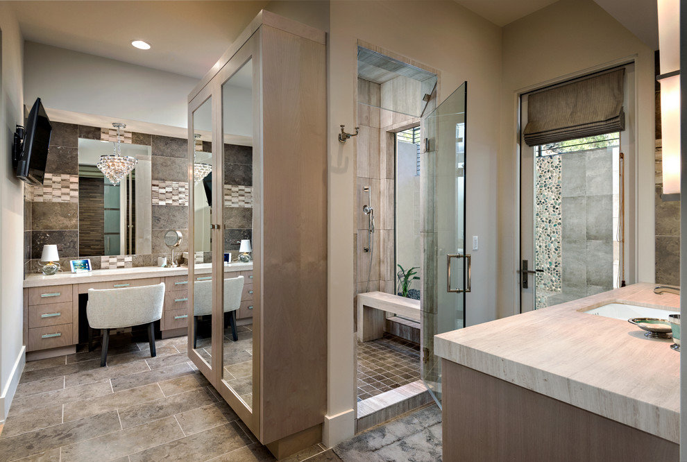 Modelo de cuarto de baño principal clásico renovado con armarios con paneles lisos, puertas de armario de madera clara, ducha empotrada, ducha con puerta con bisagras y ventanas
