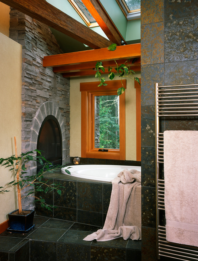 Inspiration pour une salle de bain principale chalet en bois brun de taille moyenne avec une vasque, un placard avec porte à panneau encastré, un plan de toilette en granite, une baignoire posée, WC à poser, un carrelage gris, un mur gris, une douche ouverte et un sol en ardoise.
