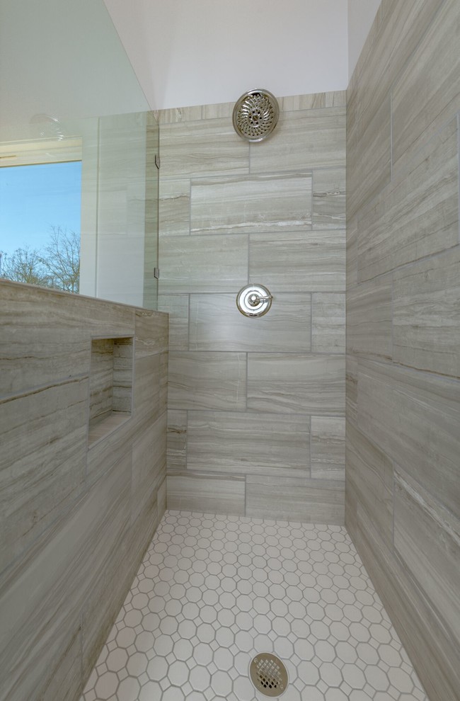 Idéer för att renovera ett mellanstort lantligt en-suite badrum, med skåp i shakerstil, vita skåp, en toalettstol med separat cisternkåpa, grå kakel, vita väggar, betonggolv, ett undermonterad handfat, granitbänkskiva och grått golv