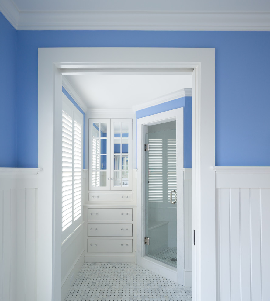 Idées déco pour une douche en alcôve classique pour enfant avec un placard à porte affleurante, des portes de placard blanches, WC séparés, un carrelage noir et blanc, mosaïque, un mur bleu, un sol en bois brun, un lavabo encastré et un plan de toilette en marbre.