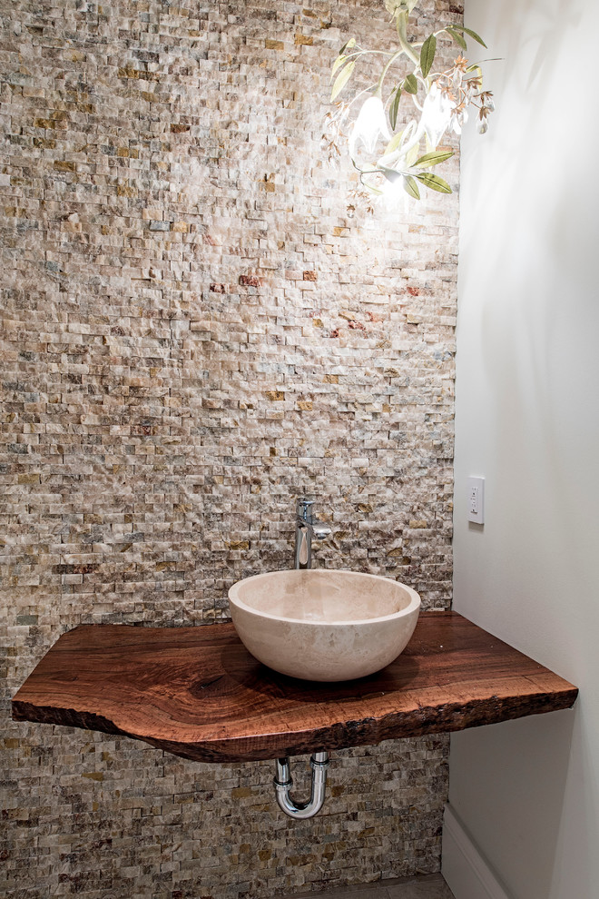 Идея дизайна: маленькая ванная комната в современном стиле с раздельным унитазом, каменной плиткой, настольной раковиной, коричневой плиткой, коричневыми стенами, мраморным полом, душевой кабиной и столешницей из дерева для на участке и в саду