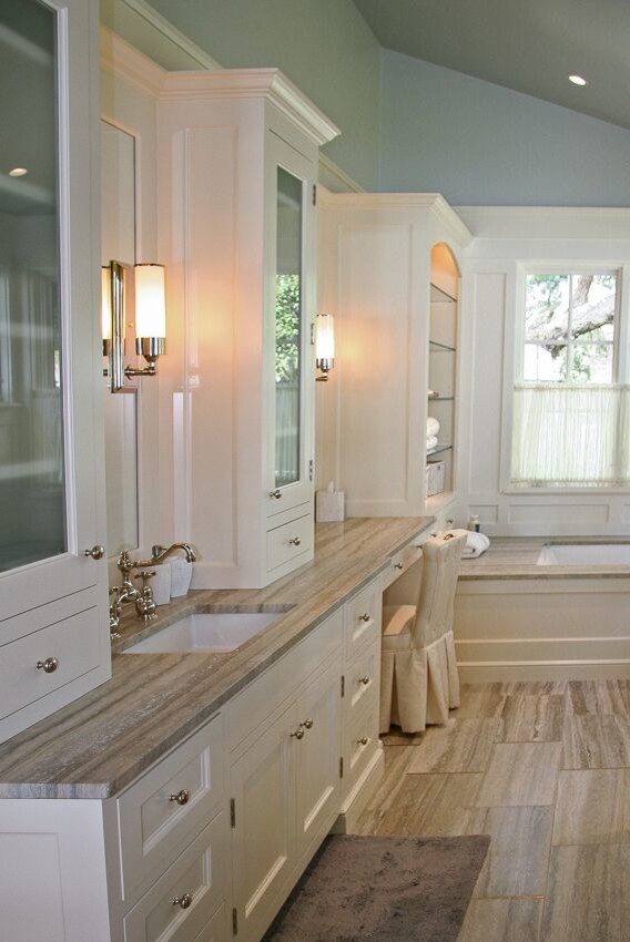 Idéer för stora vintage en-suite badrum, med luckor med infälld panel, vita skåp, ett undermonterat badkar, blå väggar, vinylgolv, ett undermonterad handfat, bänkskiva i kalksten och brunt golv