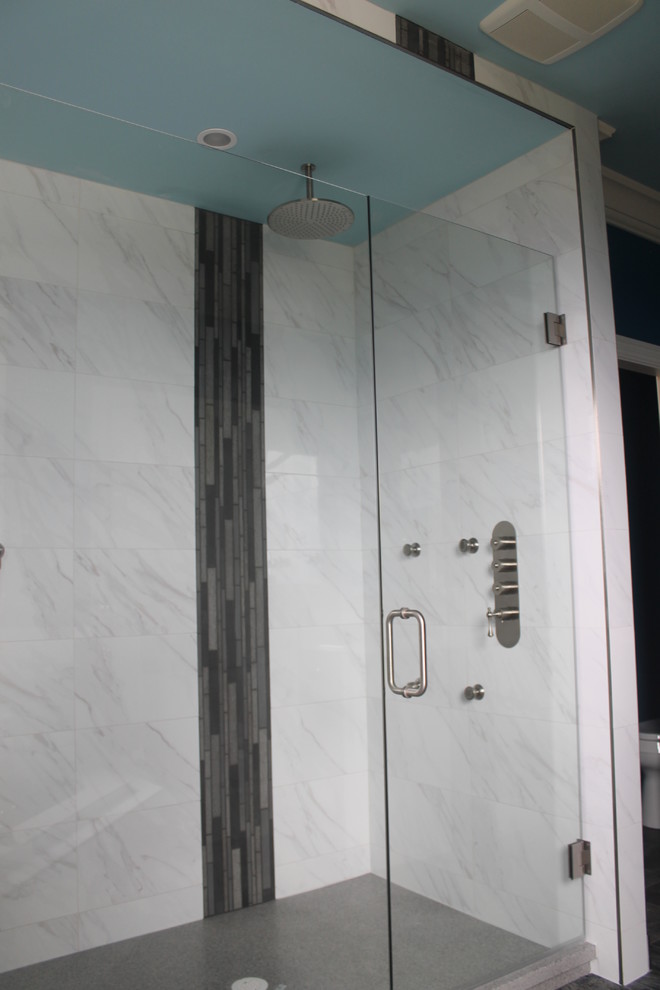Idéer för mellanstora vintage en-suite badrum, med ett nedsänkt handfat, ett platsbyggt badkar, en dusch/badkar-kombination, stenkakel, blå väggar, skiffergolv och vit kakel