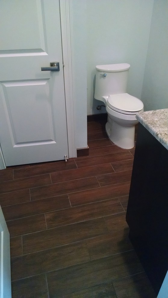 Example of a classic bathroom design in Jacksonville