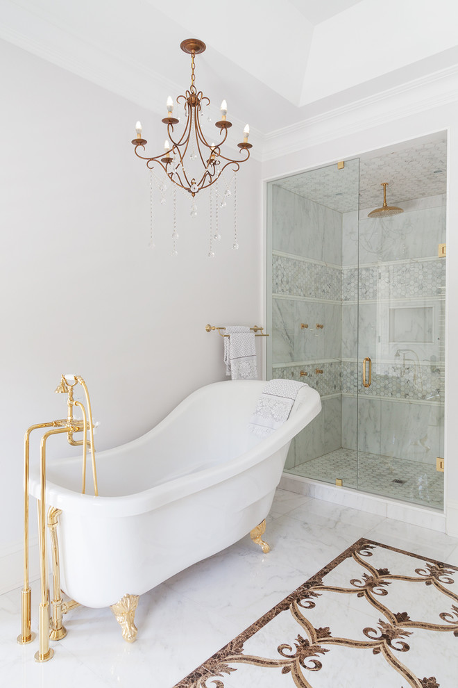 Inredning av ett klassiskt mycket stort en-suite badrum, med luckor med upphöjd panel, vita skåp, ett badkar med tassar, en dusch i en alkov, grå kakel, vit kakel, mosaik, vita väggar, marmorgolv, ett undermonterad handfat och marmorbänkskiva