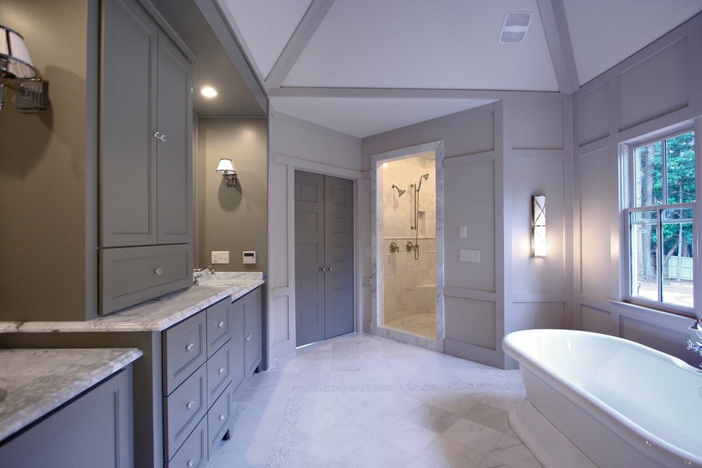 Imagen de cuarto de baño contemporáneo con bañera exenta