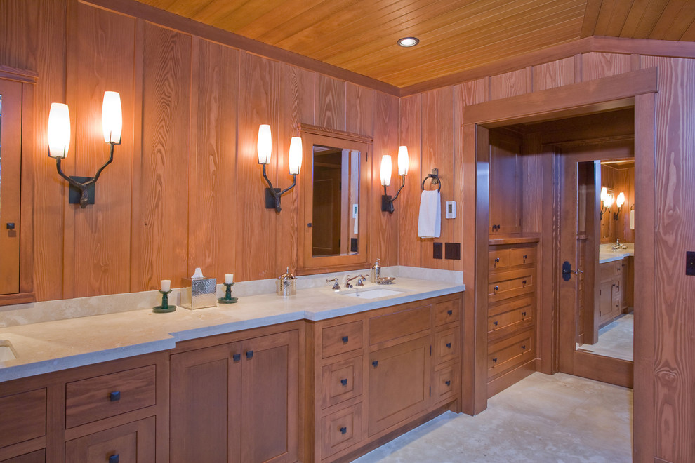 Modelo de cuarto de baño rústico con lavabo bajoencimera, armarios estilo shaker y puertas de armario de madera oscura