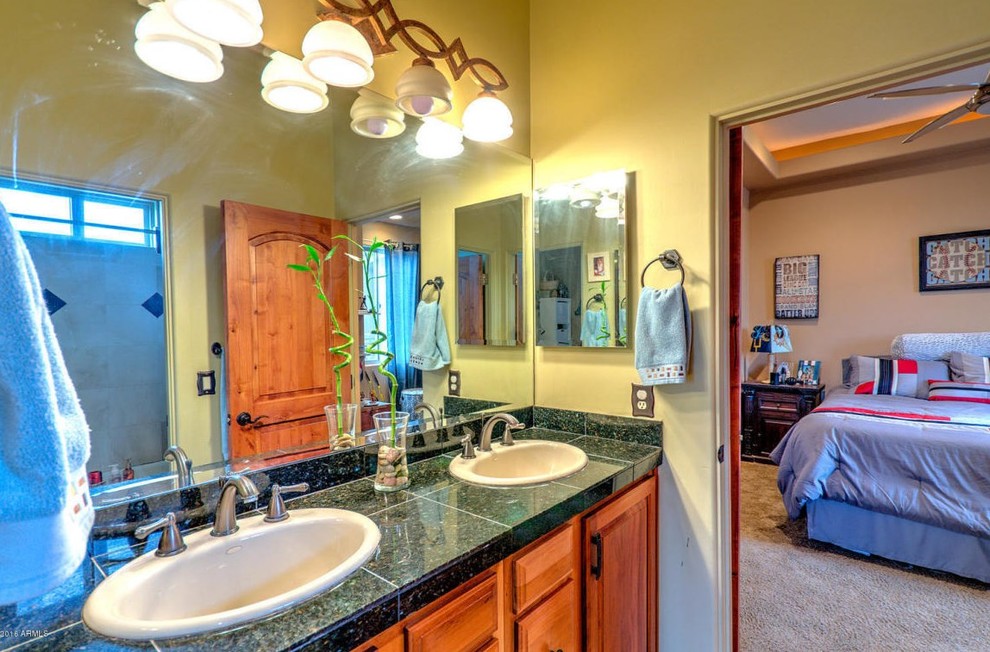 Immagine di una stanza da bagno per bambini moderna di medie dimensioni con ante con bugna sagomata, piastrelle verdi, pareti beige, lavabo da incasso e top in granito