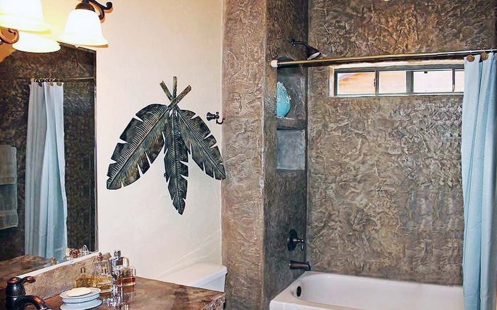 Inredning av ett klassiskt mellanstort beige beige en-suite badrum, med ett hörnbadkar, en dusch/badkar-kombination, en toalettstol med hel cisternkåpa, grå kakel, stenhäll, vita väggar, ett nedsänkt handfat, bänkskiva i täljsten och dusch med duschdraperi