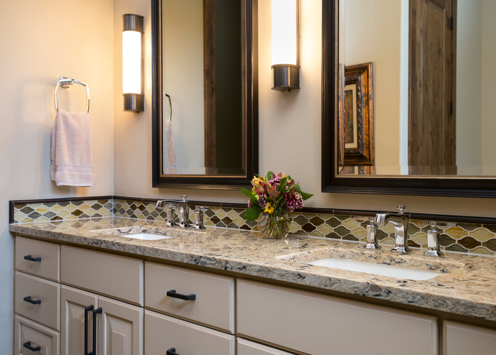 Großes Klassisches Badezimmer En Suite mit profilierten Schrankfronten, weißen Schränken, offener Dusche, beigen Fliesen, Mosaikfliesen, beiger Wandfarbe, Keramikboden, Unterbauwaschbecken und Granit-Waschbecken/Waschtisch in Portland