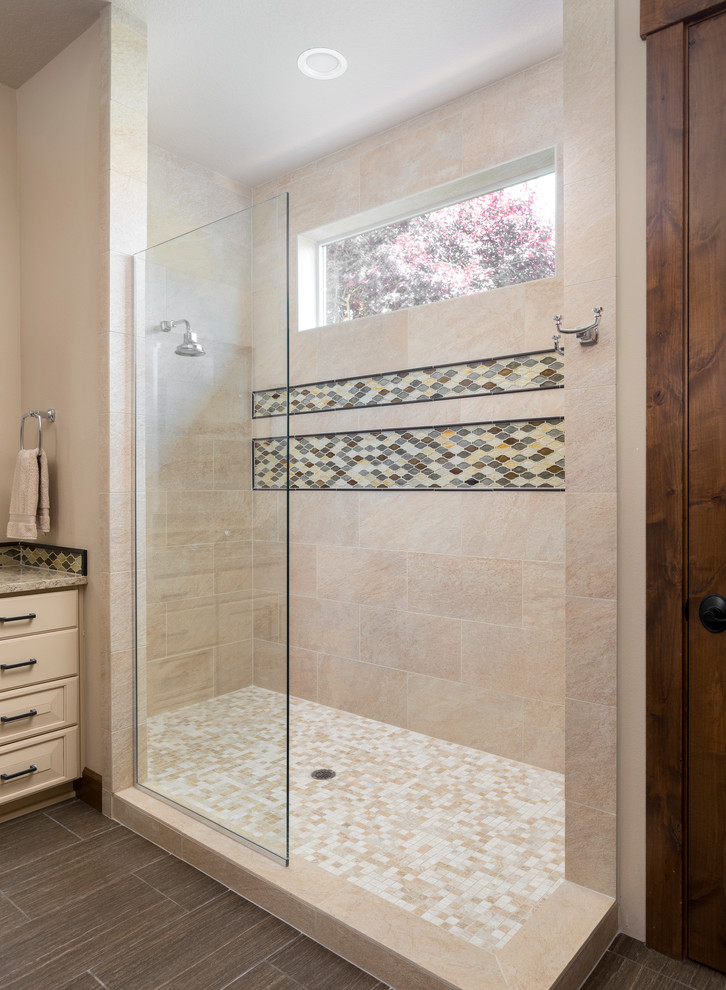 Exemple d'une grande salle de bain principale chic avec un placard avec porte à panneau surélevé, des portes de placard blanches, une douche ouverte, un carrelage beige, mosaïque, un mur beige, un sol en carrelage de céramique, un lavabo encastré et un plan de toilette en granite.