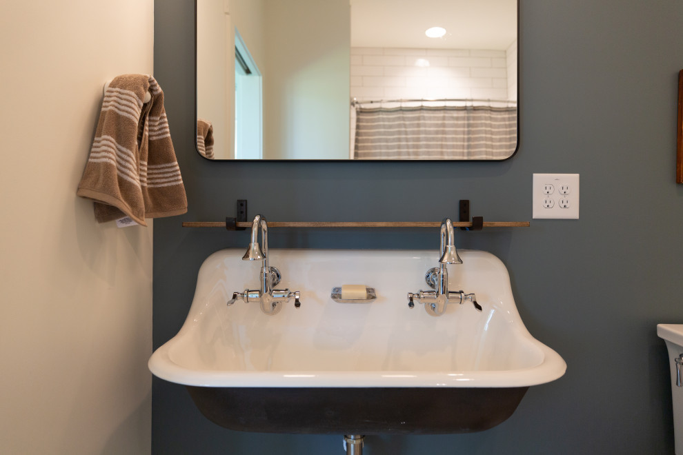 Landhausstil Badezimmer mit dunklen Holzschränken, hellem Holzboden, Wandwaschbecken und Doppelwaschbecken in Atlanta
