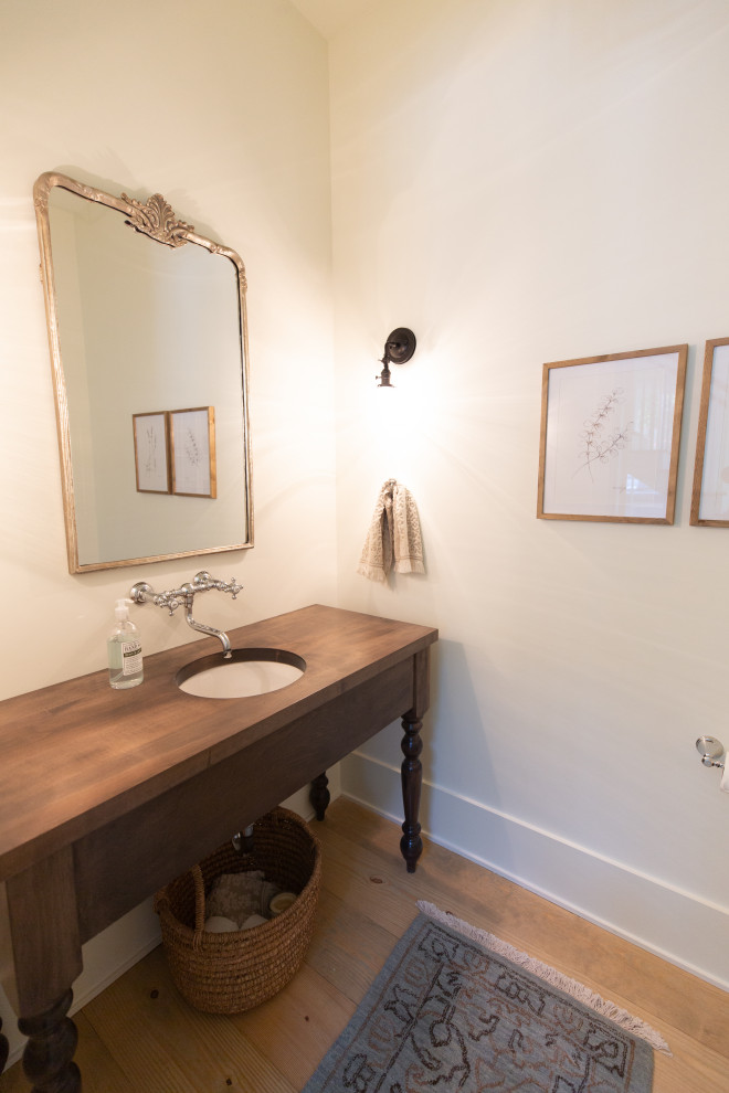 Стильный дизайн: ванная комната в стиле кантри с серыми фасадами, светлым паркетным полом, врезной раковиной, тумбой под одну раковину и встроенной тумбой - последний тренд
