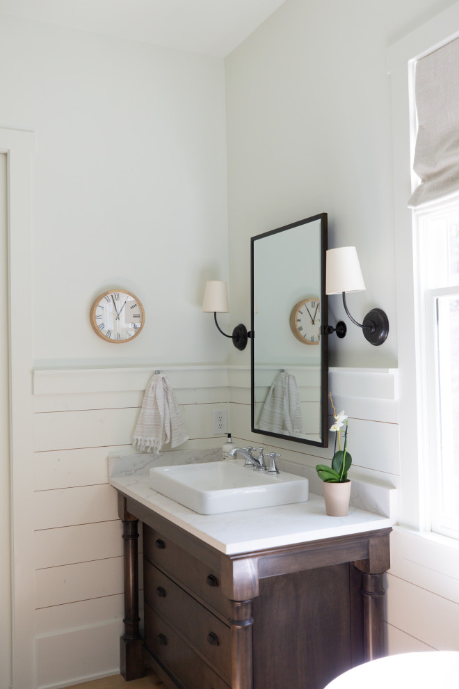 Ejemplo de cuarto de baño principal y de pie campestre con puertas de armario de madera en tonos medios y suelo de madera clara