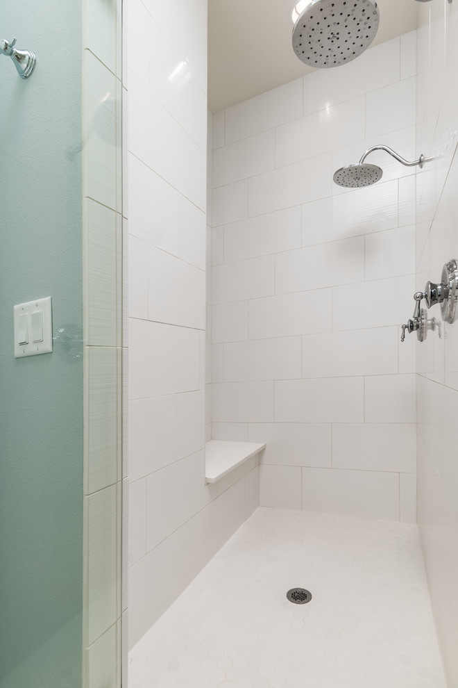 Idéer för ett mellanstort lantligt vit en-suite badrum, med skåp i shakerstil, beige skåp, ett fristående badkar, en dusch i en alkov, vit kakel, porslinskakel, grå väggar, mörkt trägolv, ett undermonterad handfat, bänkskiva i kvarts, brunt golv och dusch med gångjärnsdörr