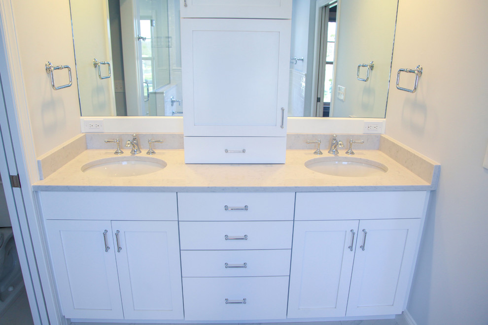Idéer för mellanstora vintage en-suite badrum, med skåp i shakerstil, vita skåp, en dusch i en alkov, grå kakel, vit kakel, marmorkakel, grå väggar, marmorgolv, ett undermonterad handfat och granitbänkskiva