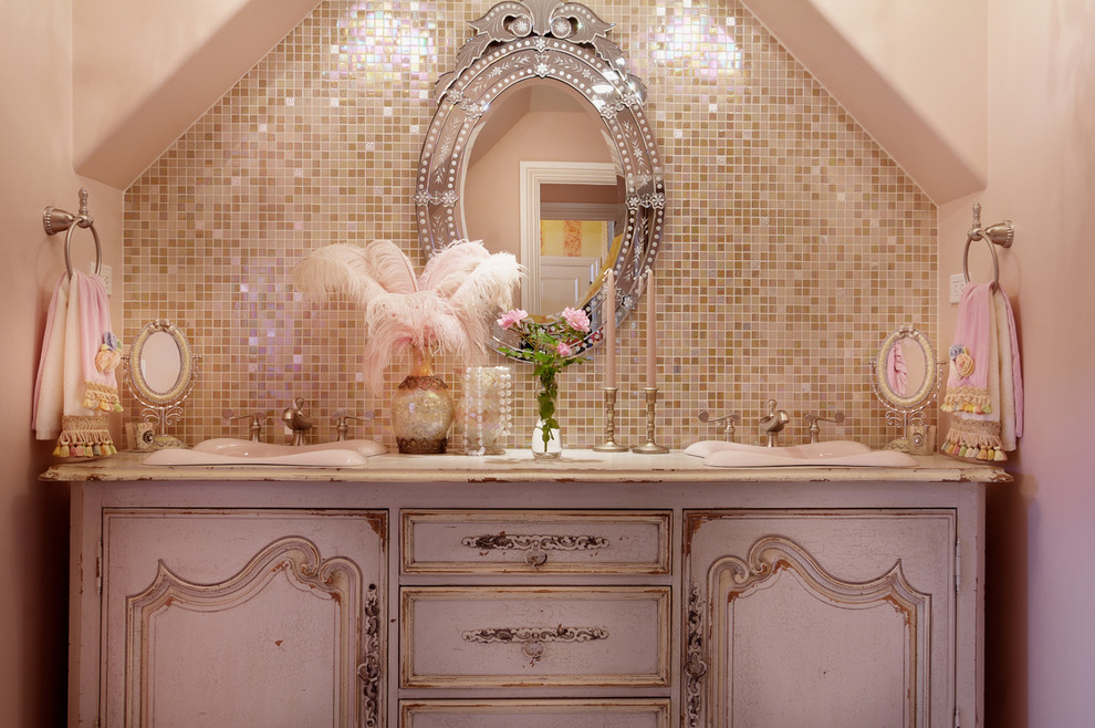 Immagine di una grande stanza da bagno padronale stile shabby con consolle stile comò, ante con finitura invecchiata, piastrelle beige, piastrelle marroni, piastrelle a mosaico, pareti beige, lavabo da incasso e top in legno