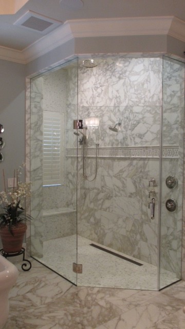 Esempio di una grande stanza da bagno padronale chic con doccia aperta, piastrelle bianche, piastrelle in pietra, pareti blu e pavimento in marmo