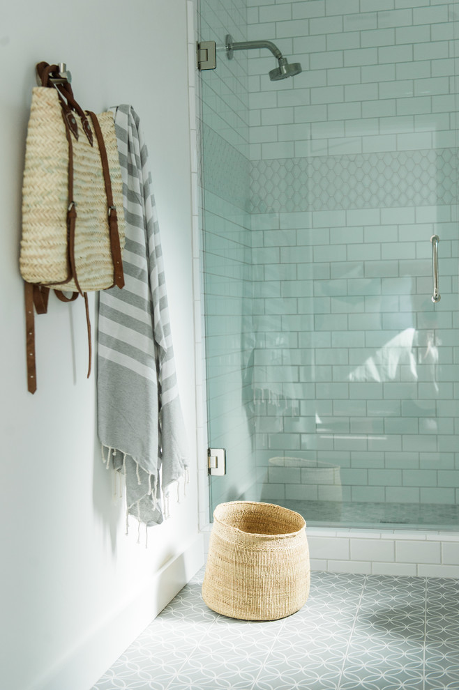 Imagen de cuarto de baño contemporáneo con baldosas y/o azulejos blancos, baldosas y/o azulejos de cemento, paredes blancas, suelo de azulejos de cemento, suelo gris y ducha con puerta con bisagras