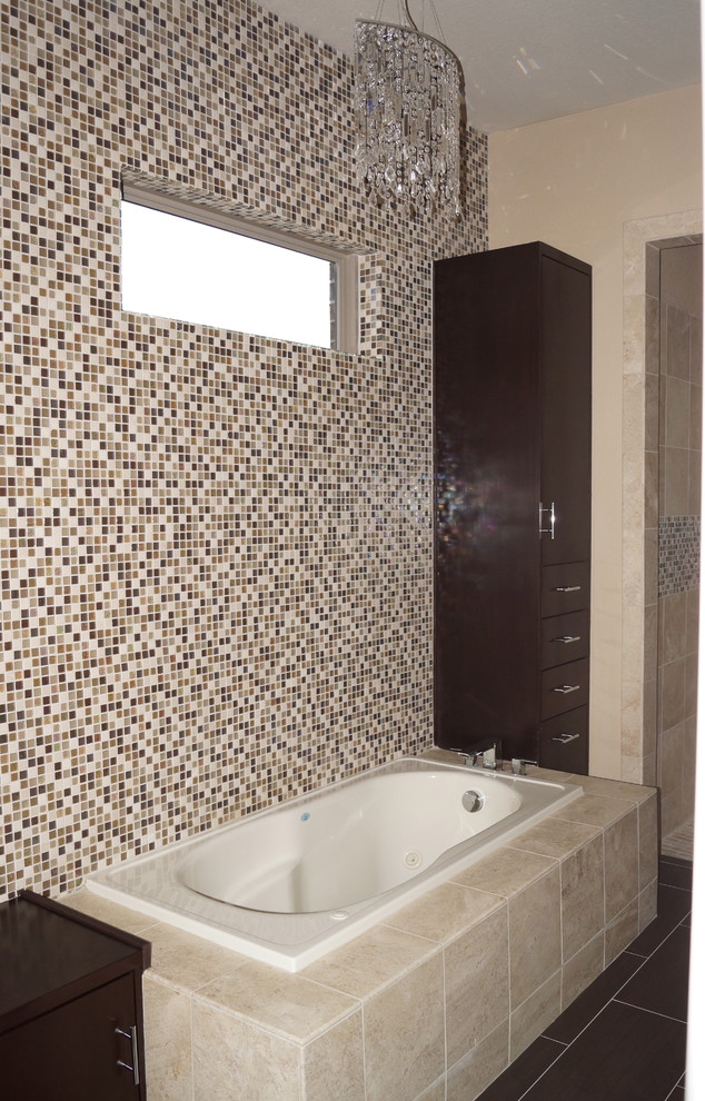 Источник вдохновения для домашнего уюта: главная ванная комната среднего размера в классическом стиле с плоскими фасадами, темными деревянными фасадами, накладной ванной, угловым душем, удлиненной плиткой, бежевыми стенами и полом из сланца
