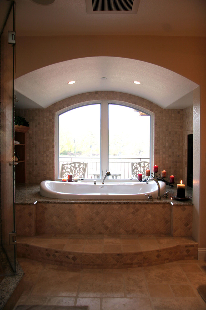 Inspiration pour une grande salle de bain principale craftsman avec une baignoire posée, un mur beige, un sol en carrelage de céramique et un carrelage beige.