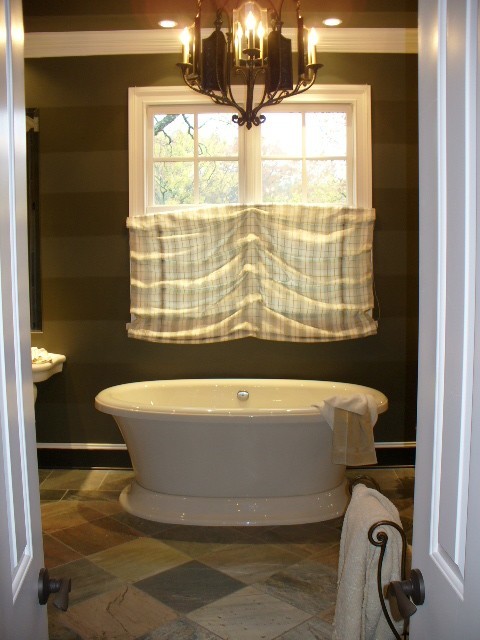 Foto de cuarto de baño principal rural de tamaño medio con bañera exenta, baldosas y/o azulejos multicolor, baldosas y/o azulejos de porcelana, paredes marrones y suelo de pizarra