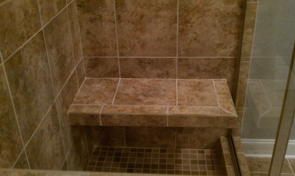 Cette photo montre une salle de bain principale chic de taille moyenne avec une douche ouverte, un carrelage marron, des carreaux de céramique, un mur marron et un sol en carrelage de céramique.