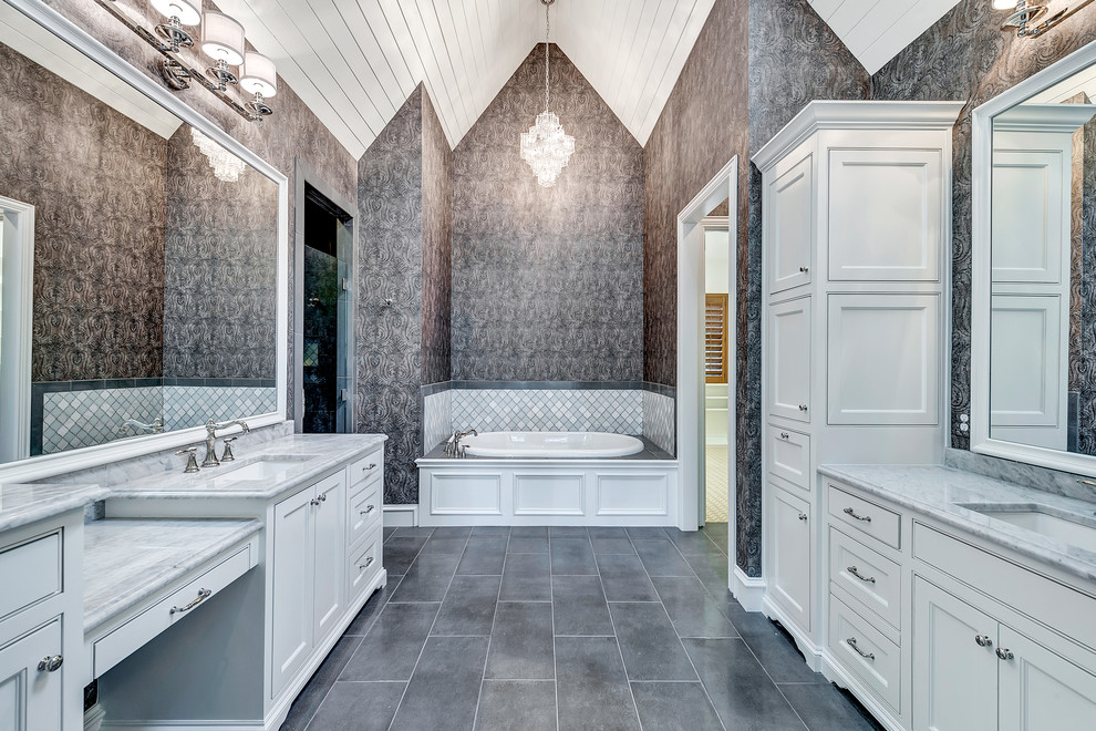 Свежая идея для дизайна: огромная главная ванная комната в стиле неоклассика (современная классика) с черными фасадами - отличное фото интерьера