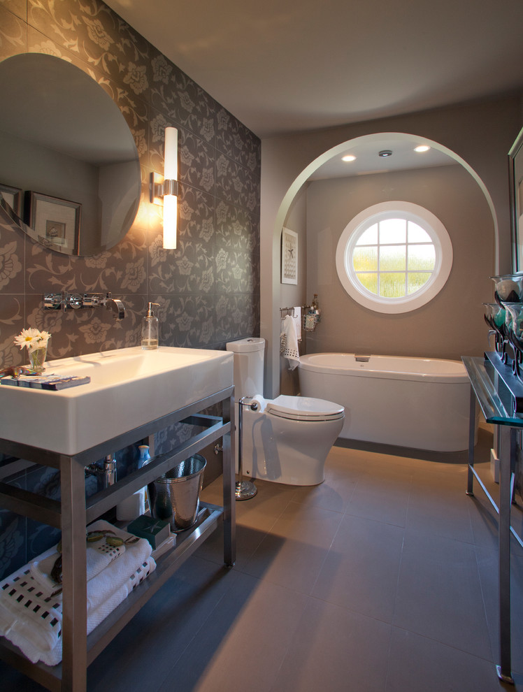 Свежая идея для дизайна: ванная комната в морском стиле с монолитной раковиной, открытыми фасадами, отдельно стоящей ванной, раздельным унитазом и бежевой плиткой - отличное фото интерьера