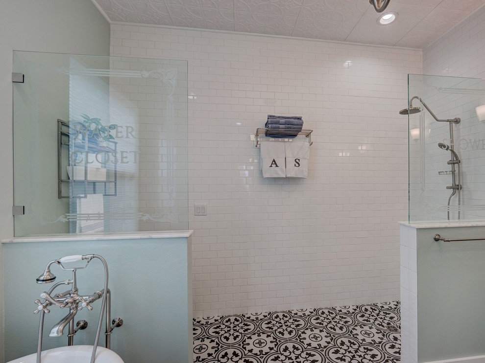 Cette image montre une salle de bain principale marine de taille moyenne avec une baignoire sur pieds, une douche ouverte, un carrelage blanc, des carreaux de céramique, un mur gris, un sol en carrelage de céramique et aucune cabine.