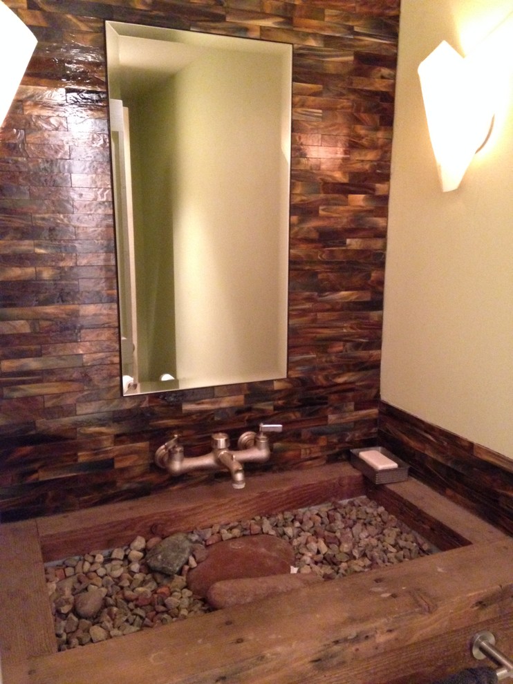 Idée de décoration pour une petite salle de bain champêtre en bois brun avec un lavabo suspendu, un placard en trompe-l'oeil, un plan de toilette en bois, un carrelage marron, un carrelage en pâte de verre et sol en béton ciré.