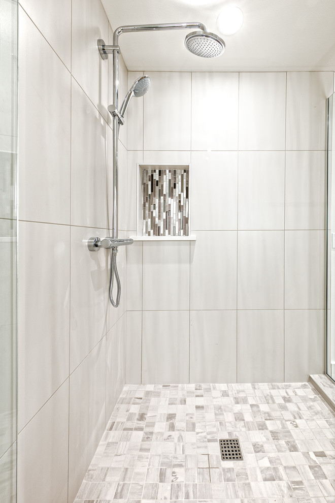 На фото: большая ванная комната в современном стиле с угловым душем, серой плиткой, белой плиткой, плиткой мозаикой, белыми стенами, душевой кабиной, белым полом, душем с распашными дверями и полом из керамической плитки