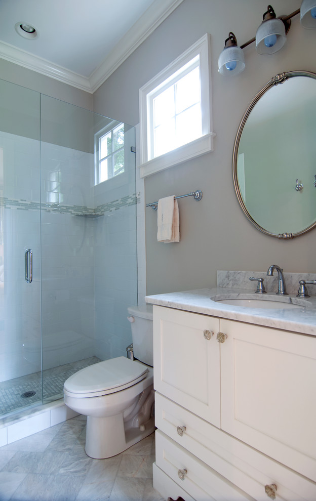 Источник вдохновения для домашнего уюта: ванная комната в классическом стиле с врезной раковиной, фасадами островного типа, белыми фасадами, мраморной столешницей, открытым душем, раздельным унитазом, белой плиткой и каменной плиткой