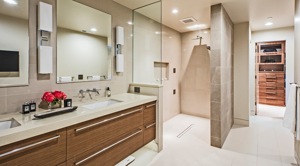 Bild på ett mellanstort funkis beige beige en-suite badrum, med släta luckor, skåp i mellenmörkt trä, ett badkar i en alkov, en öppen dusch, en toalettstol med separat cisternkåpa, beige kakel, stenkakel, beige väggar, klinkergolv i porslin, ett undermonterad handfat, bänkskiva i kvarts, vitt golv och med dusch som är öppen