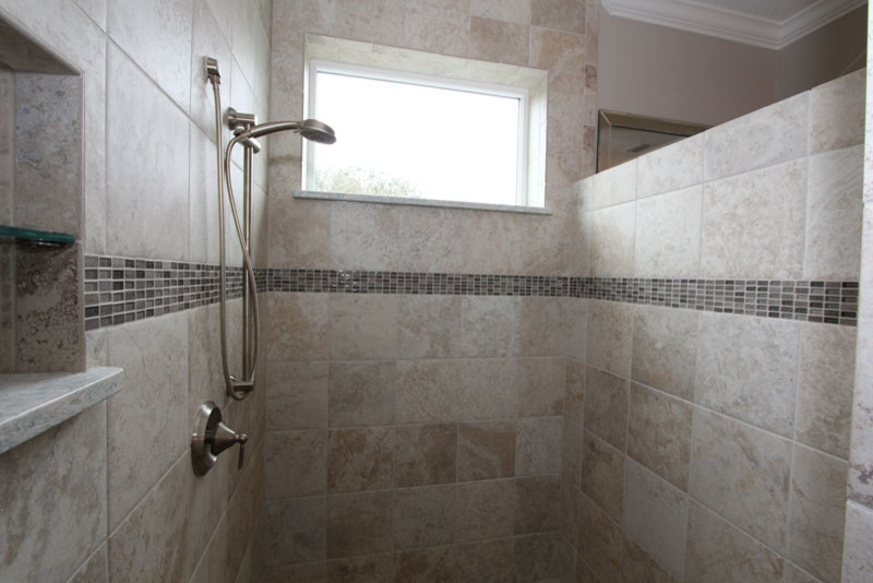 Bild på ett stort funkis en-suite badrum, med en dusch i en alkov, beige kakel, keramikplattor och med dusch som är öppen