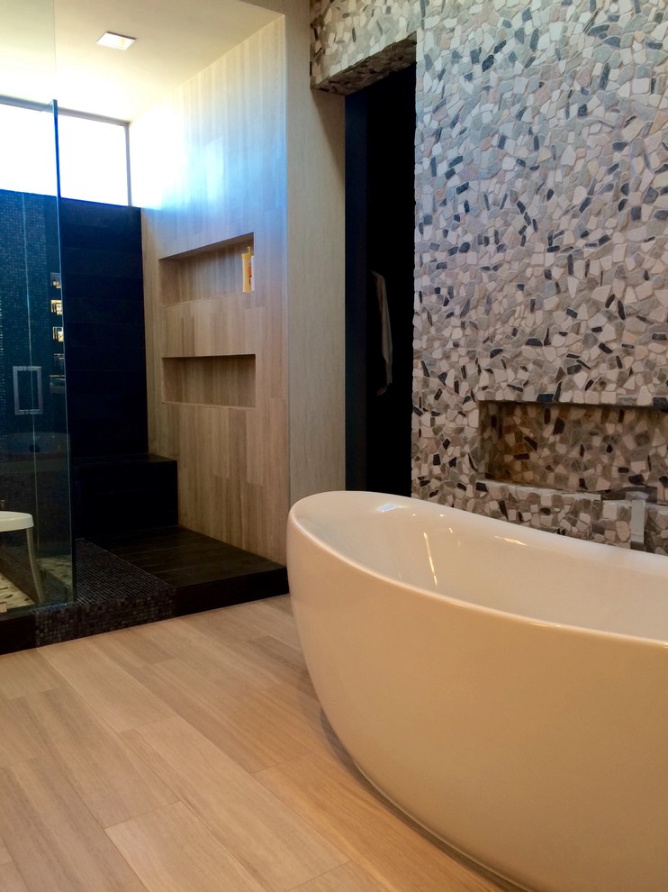 На фото: большая главная ванная комната в современном стиле с отдельно стоящей ванной, серой плиткой, врезной раковиной, двойным душем, унитазом-моноблоком, серыми стенами, полом из известняка, плоскими фасадами, серыми фасадами и столешницей из искусственного кварца