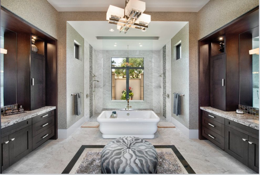 Modern inredning av ett stort en-suite badrum, med skåp i shakerstil, skåp i mörkt trä, ett fristående badkar, en dubbeldusch, beige väggar, marmorgolv, ett undermonterad handfat, granitbänkskiva och med dusch som är öppen