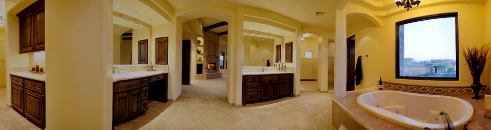 Esempio di una grande stanza da bagno padronale classica con vasca da incasso, doccia doppia, WC monopezzo, piastrelle beige, pareti beige, pavimento in travertino e lavabo da incasso