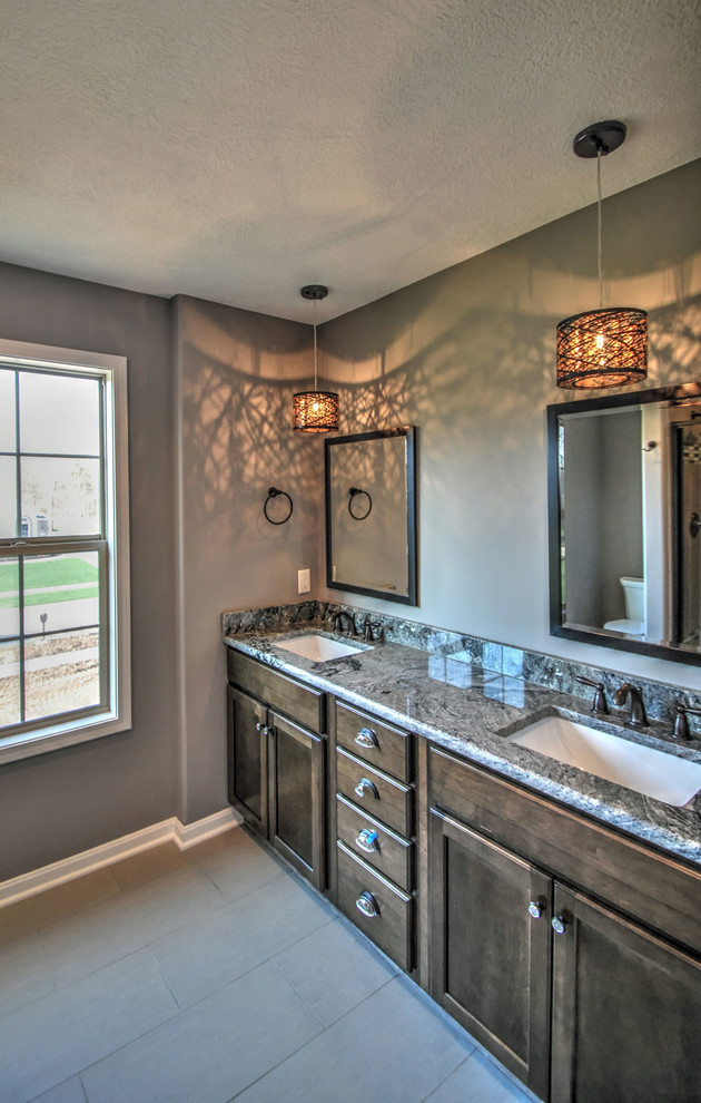 Cette photo montre une salle de bain principale chic en bois brun de taille moyenne avec un plan de toilette en granite, un carrelage gris, un mur gris et un sol en carrelage de céramique.