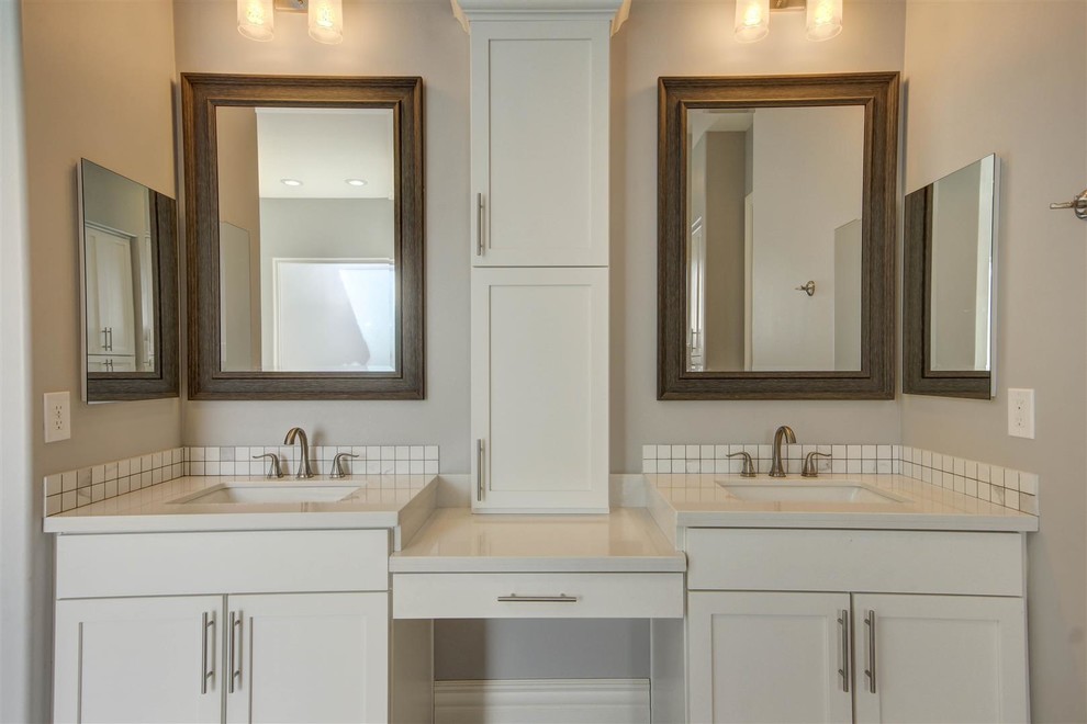 Стильный дизайн: главная ванная комната среднего размера в стиле кантри с фасадами в стиле шейкер, белыми фасадами, белой плиткой, плиткой мозаикой, серыми стенами, врезной раковиной и столешницей из плитки - последний тренд